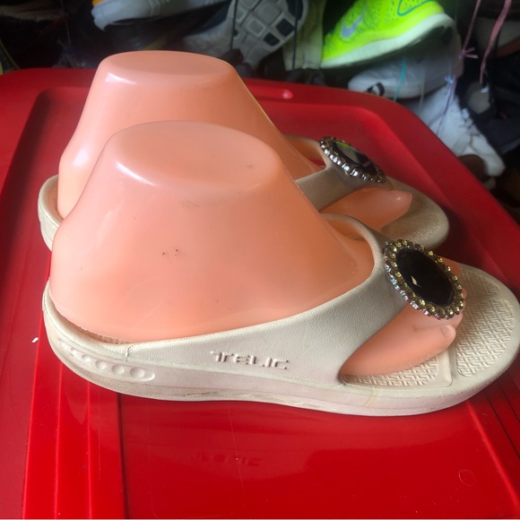 Telic Find Your Purpose Tan Rubber with Stone Sandals Size Medium - Picture 6 of 16